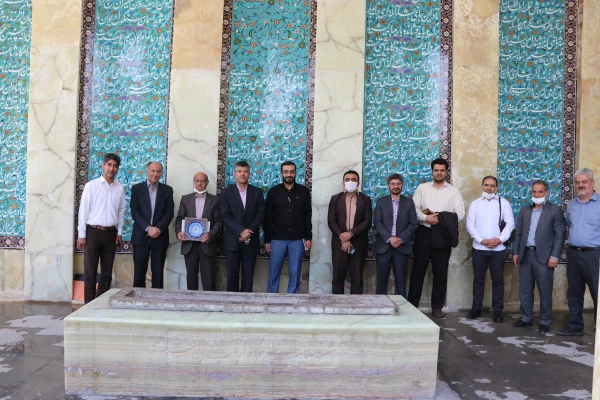 حضور مسئولین و اساتید دانشگاه فرهنگیان اصفهان در آرامگاه صائب
 6