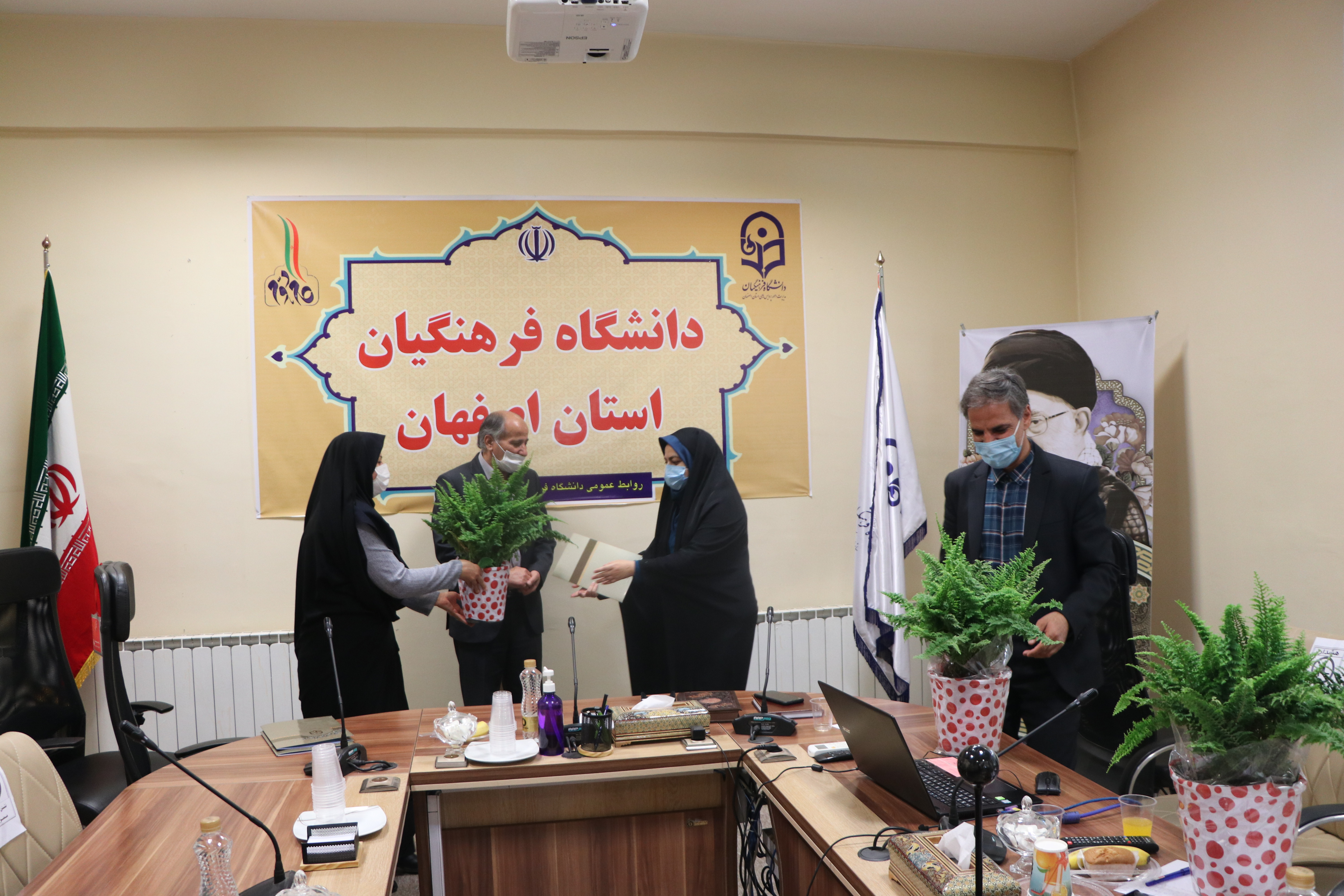 بررسی چالش های حوزه روابط عمومی در دانشگاه فرهنگیان استان اصفهان 2