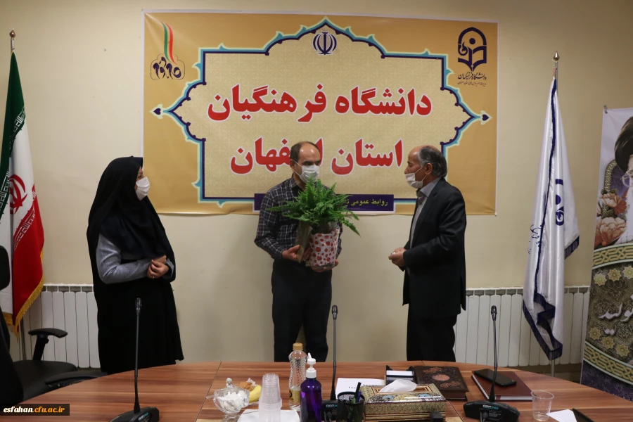 بررسی چالش های حوزه روابط عمومی در دانشگاه فرهنگیان استان اصفهان 8