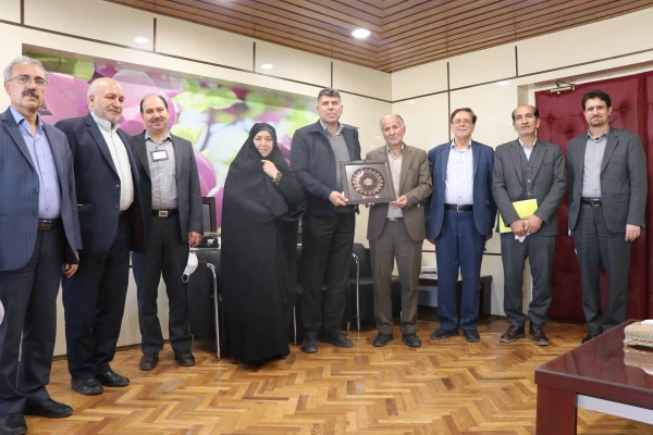 بررسی راه های همکاری بین دانشگاه فرهنگیان  استان  و شرکت پتروشیمی اصفهان 11