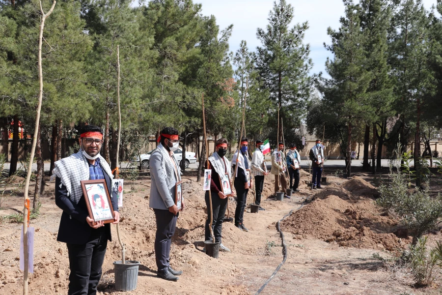 کاشت نهال درخت به یاد شهدای دانشگاه فرهنگیان استان اصفهان 4