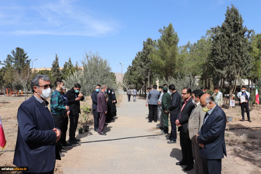 کاشت نهال درخت به یاد شهدای دانشگاه فرهنگیان استان اصفهان 7