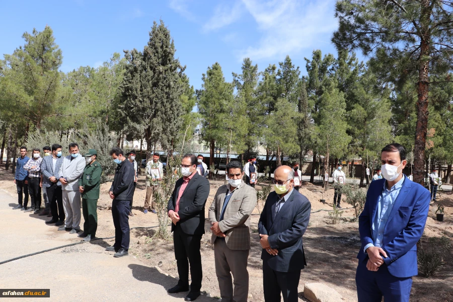 کاشت نهال درخت به یاد شهدای دانشگاه فرهنگیان استان اصفهان 8