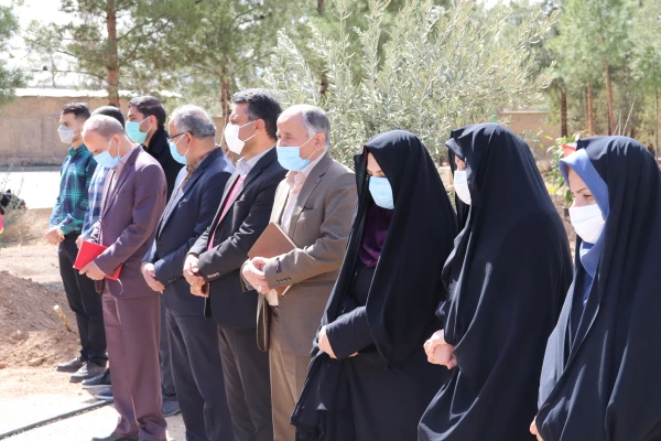 کاشت نهال درخت به یاد شهدای دانشگاه فرهنگیان استان اصفهان 10