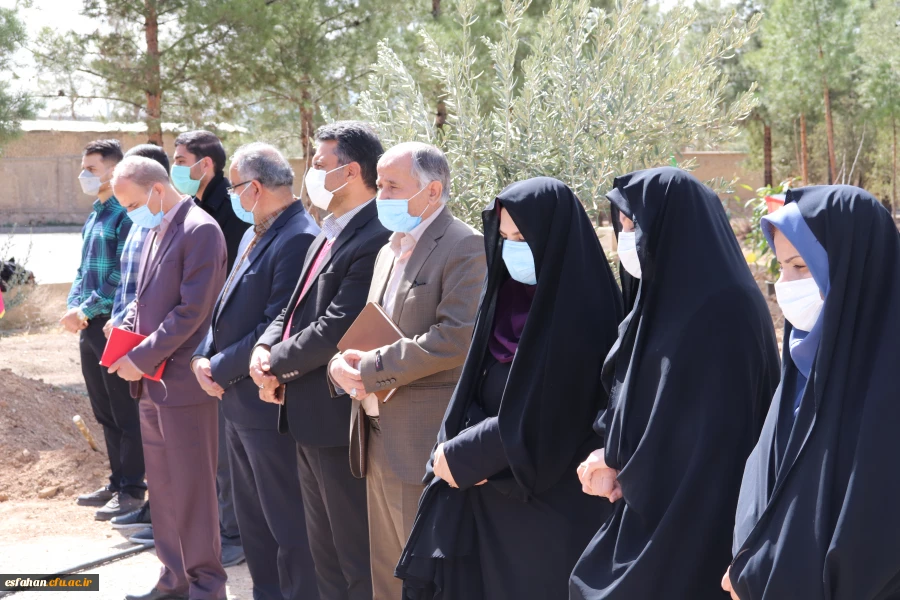 کاشت نهال درخت به یاد شهدای دانشگاه فرهنگیان استان اصفهان 10