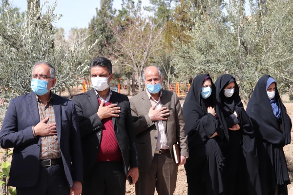 کاشت نهال درخت به یاد شهدای دانشگاه فرهنگیان استان اصفهان 11