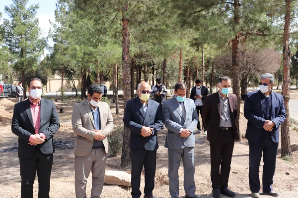 کاشت نهال درخت به یاد شهدای دانشگاه فرهنگیان استان اصفهان 12