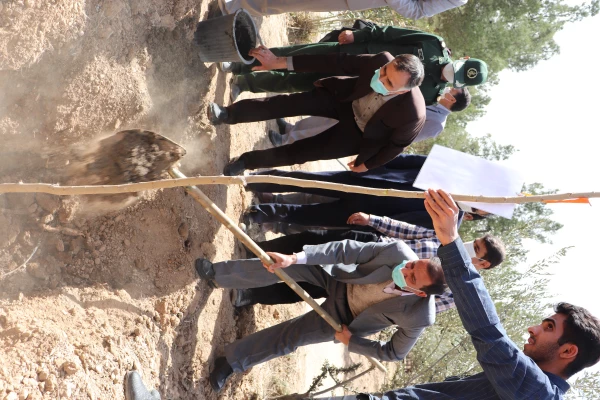 کاشت نهال درخت به یاد شهدای دانشگاه فرهنگیان استان اصفهان 13