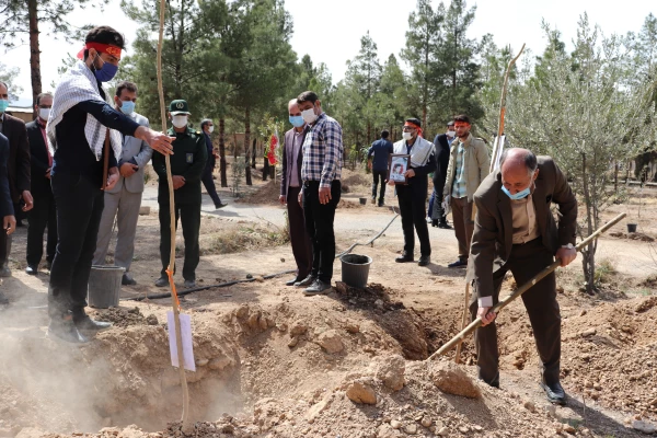 کاشت نهال درخت به یاد شهدای دانشگاه فرهنگیان استان اصفهان 14