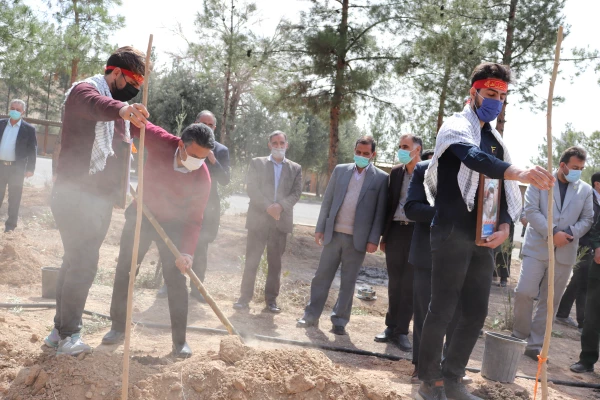کاشت نهال درخت به یاد شهدای دانشگاه فرهنگیان استان اصفهان 15