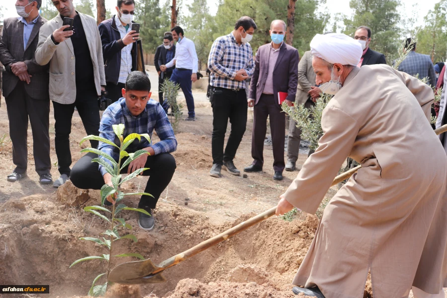 کاشت نهال درخت به یاد شهدای دانشگاه فرهنگیان استان اصفهان 16