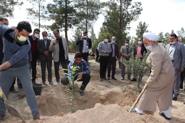کاشت نهال درخت به یاد شهدای دانشگاه فرهنگیان استان اصفهان 17
