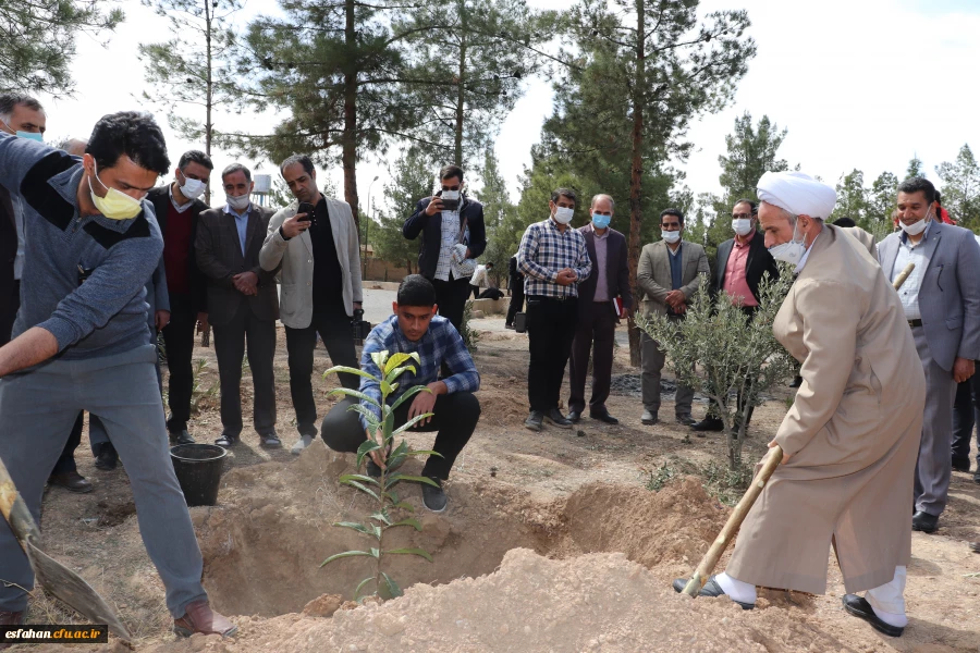کاشت نهال درخت به یاد شهدای دانشگاه فرهنگیان استان اصفهان 17