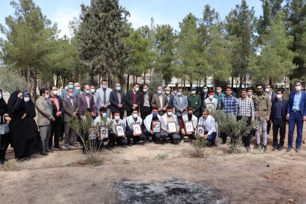 کاشت نهال درخت به یاد شهدای دانشگاه فرهنگیان استان اصفهان 18