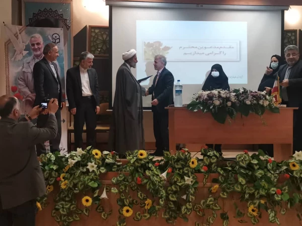 تقدیر از سرکارخانم دکتر فیروزه علویان و جناب آقای دکتر محسن علوی در همایش کشوری دهه ی سرآمدی آموزش استان مازندران 4