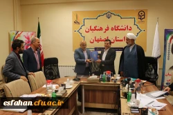 تقدیر از دکتر علیرضا حاج صادقیان رئیس مرکز شهید آیت نجف آباد 3