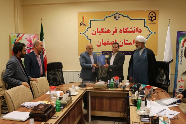 تقدیر از دکتر علیرضا حاج صادقیان رئیس مرکز شهید آیت نجف آباد 3