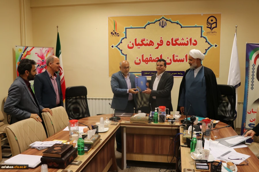 تقدیر از دکتر علیرضا حاج صادقیان رئیس مرکز شهید آیت نجف آباد 3