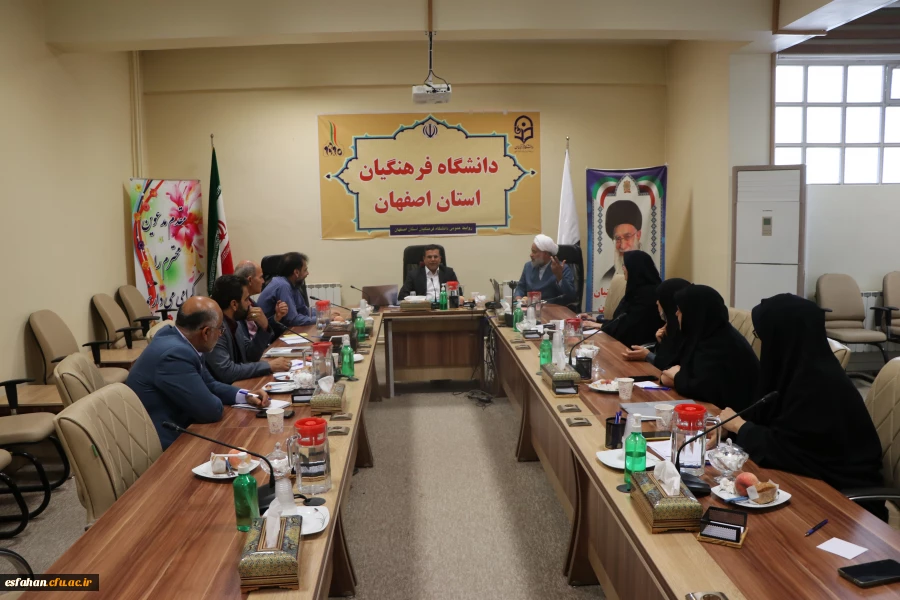 تقدیر از دکتر علیرضا حاج صادقیان رئیس مرکز شهید آیت نجف آباد 4