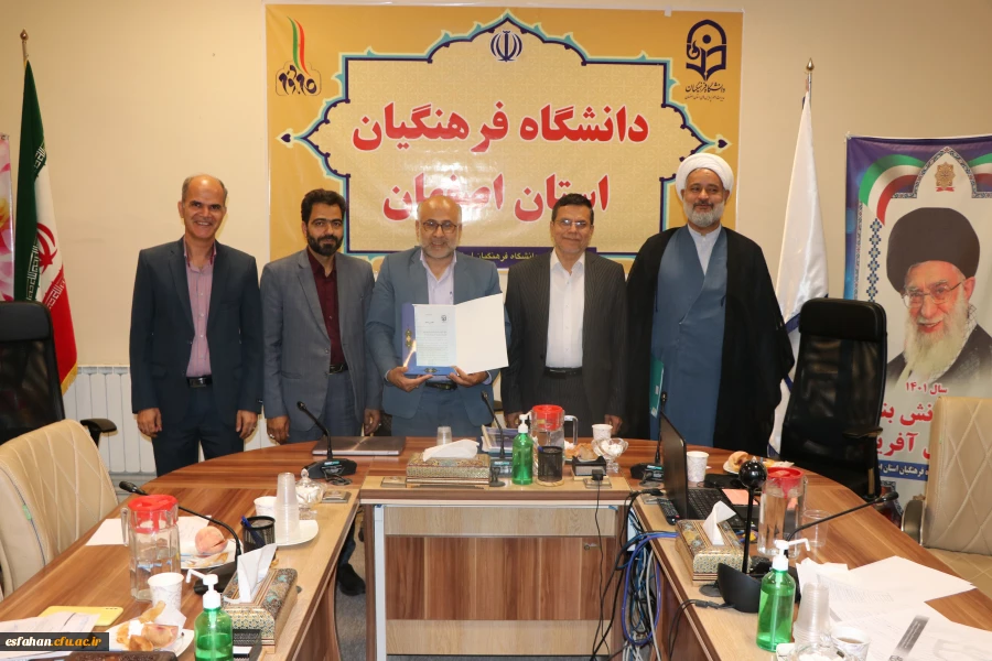 تقدیر از دکتر علیرضا حاج صادقیان رئیس مرکز شهید آیت نجف آباد 6