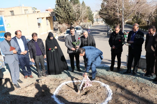 آیین کلنگ زنی ساخت آزمایشگاه علوم پایه مرکز شهیدرجایی اصفهان 9