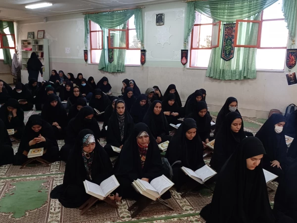 برگزاری محفل قرآنی همراه با ضیافت افطار رمضان در واحد آموزشی کوی امام (ره) 2