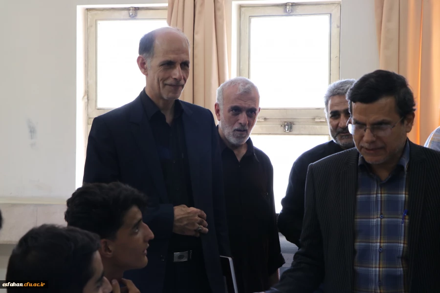 گفت وگو با دکترکجباف، ریاست دانشگاه فرهنگیان استان اصفهان در حاشیه فرآیند مصاحبه داوطلبان دانشگاه فرهنگیان استان اصفهان. 
 4