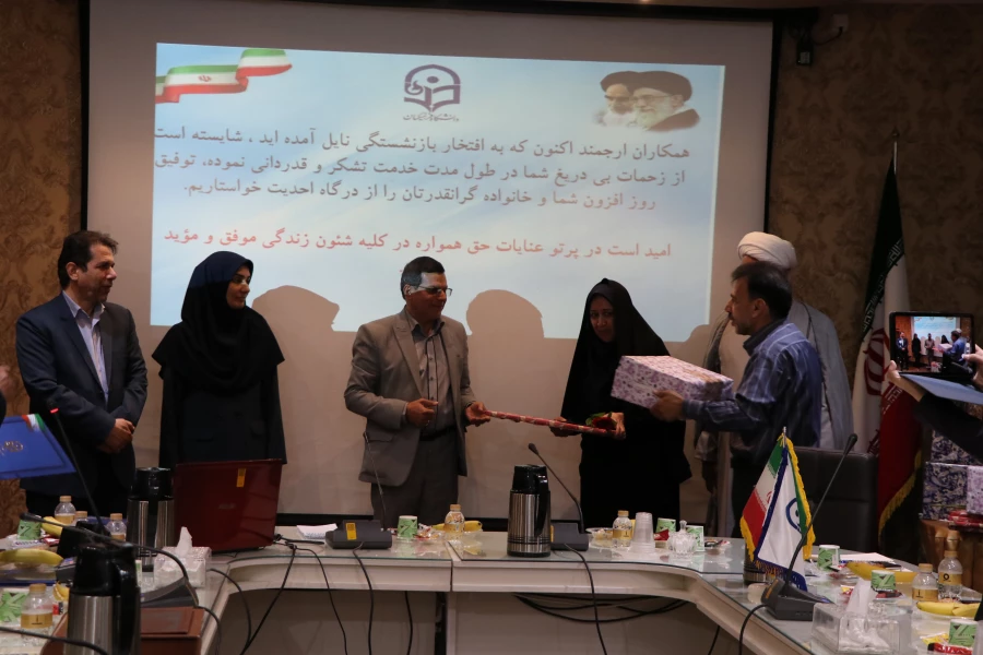 تجلیل و تکریم جمعی از همکاران بازنشسته  مدیریت استانی، پردیسها و مراکز دانشگاه فرهنگیان استان اصفهان  22