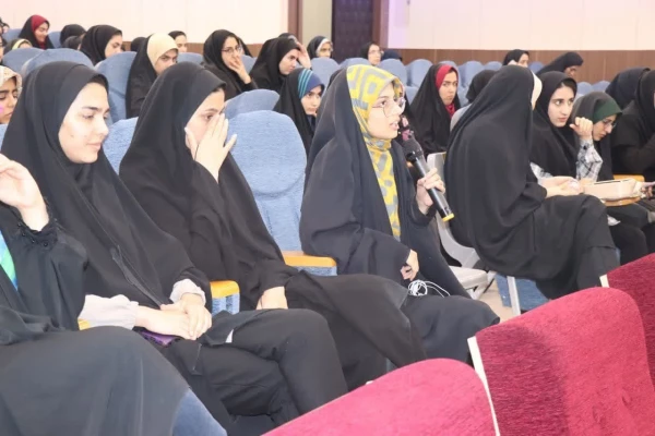 جلسه پرسش و پاسخ دانشجو معلمان پردیس فاطمه زهرا(س) با مسئولین دانشگاه فرهنگیان استان اصفهان 9