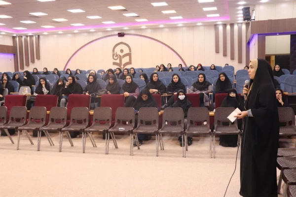 جلسه پرسش و پاسخ دانشجو معلمان پردیس فاطمه زهرا(س) با مسئولین دانشگاه فرهنگیان استان اصفهان 12