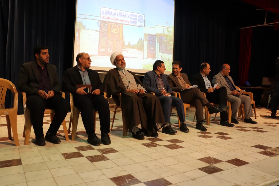 نشست صمیمی رئیس و مسئولین دانشگاه فرهنگیان استان اصفهان با دانشجویان مرکز شهید آیت نجف آباد 4