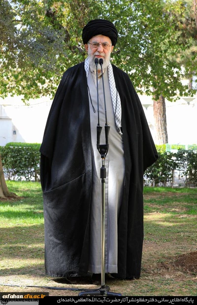 بیانات مقام معظم رهبری پس از کاشت نهال در روز درختکاری 9