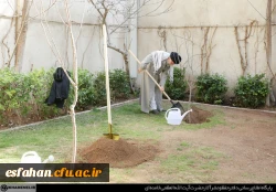 بیانات مقام معظم رهبری پس از کاشت نهال در روز درختکاری 2