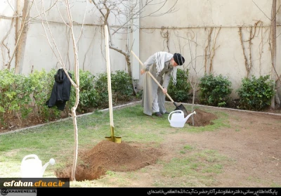 بیانات مقام معظم رهبری پس از کاشت نهال در روز درختکاری