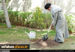 بیانات مقام معظم رهبری پس از کاشت نهال در روز درختکاری 3