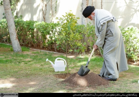 بیانات مقام معظم رهبری پس از کاشت نهال در روز درختکاری 3