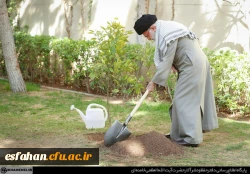 بیانات مقام معظم رهبری پس از کاشت نهال در روز درختکاری 4