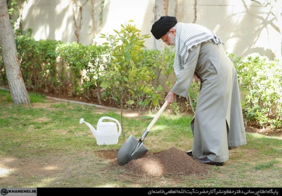 بیانات مقام معظم رهبری پس از کاشت نهال در روز درختکاری 4