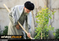 بیانات مقام معظم رهبری پس از کاشت نهال در روز درختکاری 5