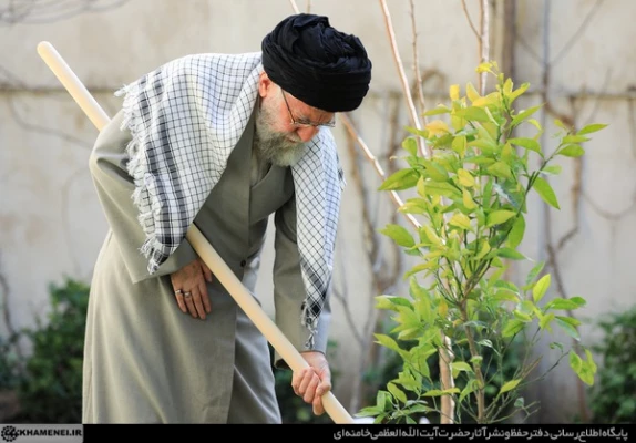 بیانات مقام معظم رهبری پس از کاشت نهال در روز درختکاری 5