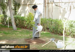 بیانات مقام معظم رهبری پس از کاشت نهال در روز درختکاری 6