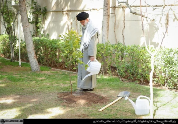 بیانات مقام معظم رهبری پس از کاشت نهال در روز درختکاری 6