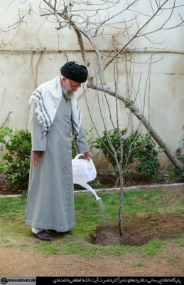بیانات مقام معظم رهبری پس از کاشت نهال در روز درختکاری 7