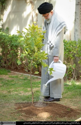 بیانات مقام معظم رهبری پس از کاشت نهال در روز درختکاری 8