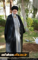 بیانات مقام معظم رهبری پس از کاشت نهال در روز درختکاری 11