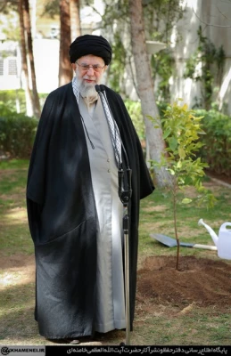 بیانات مقام معظم رهبری پس از کاشت نهال در روز درختکاری 11