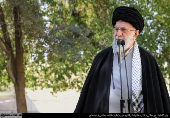 بیانات مقام معظم رهبری پس از کاشت نهال در روز درختکاری 12