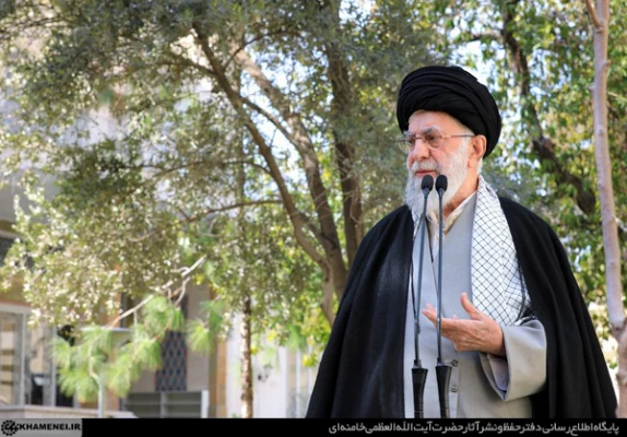 بیانات مقام معظم رهبری پس از کاشت نهال در روز درختکاری 13