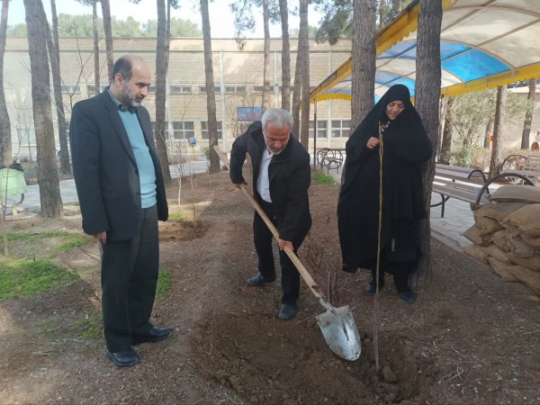 زیارت قبور شهدای گمنام و کاشت نهال با حضور خانواده شهید گرانقدر محسن حججی 2