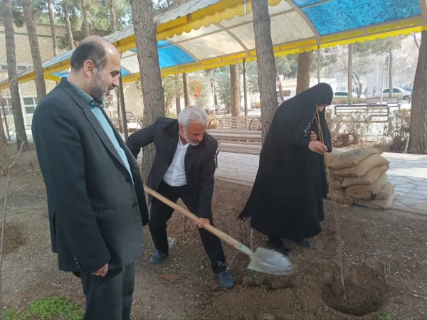 زیارت قبور شهدای گمنام و کاشت نهال با حضور خانواده شهید گرانقدر محسن حججی 3